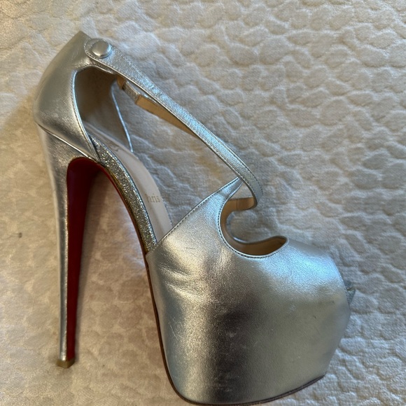 Shoes - Picture 4 of 5